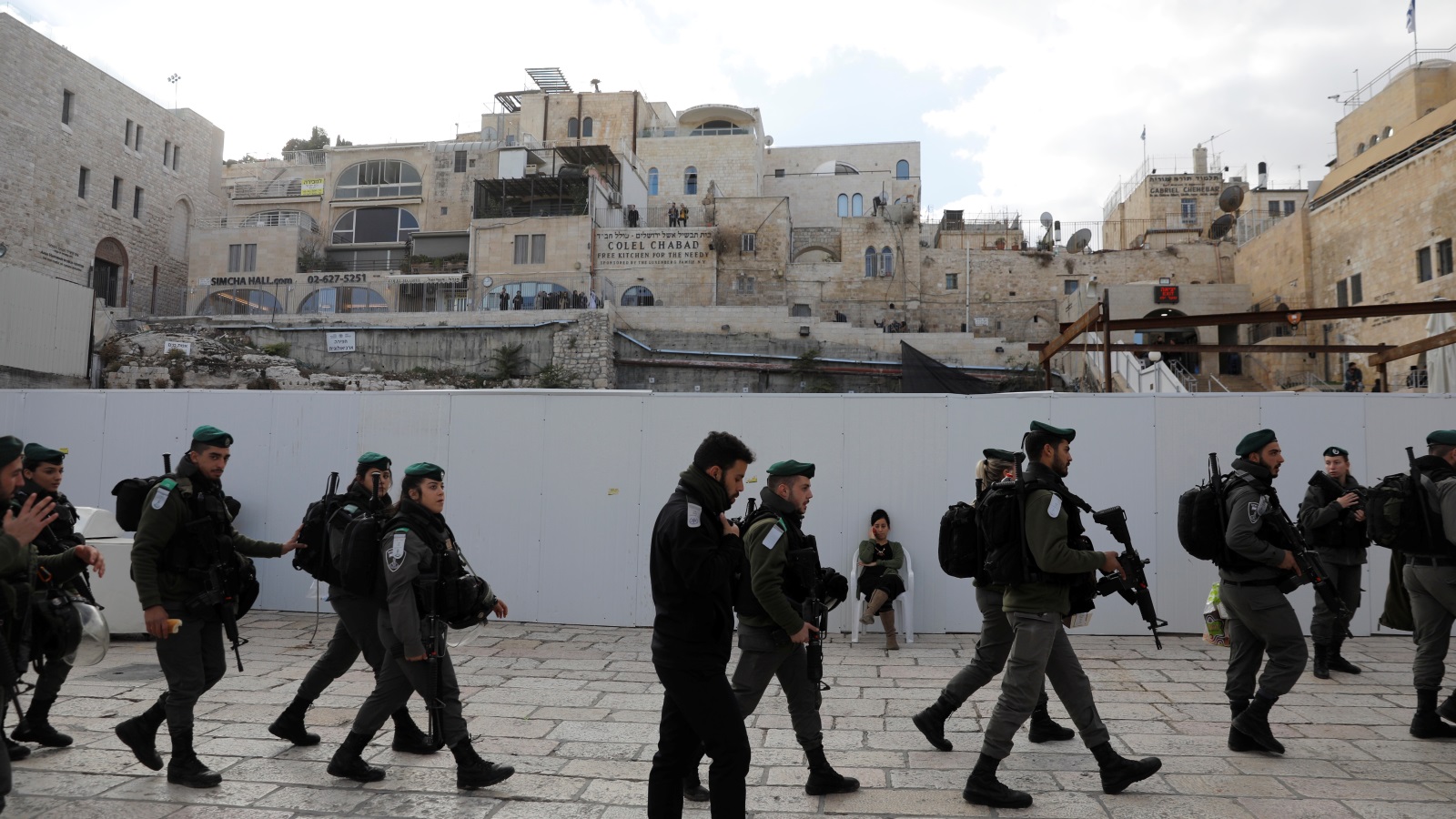 ‪تعزيزات إسرائيلية في البلدة القديمة بالشطر الشرقي من القدس المحتلة‬ (رويترز)