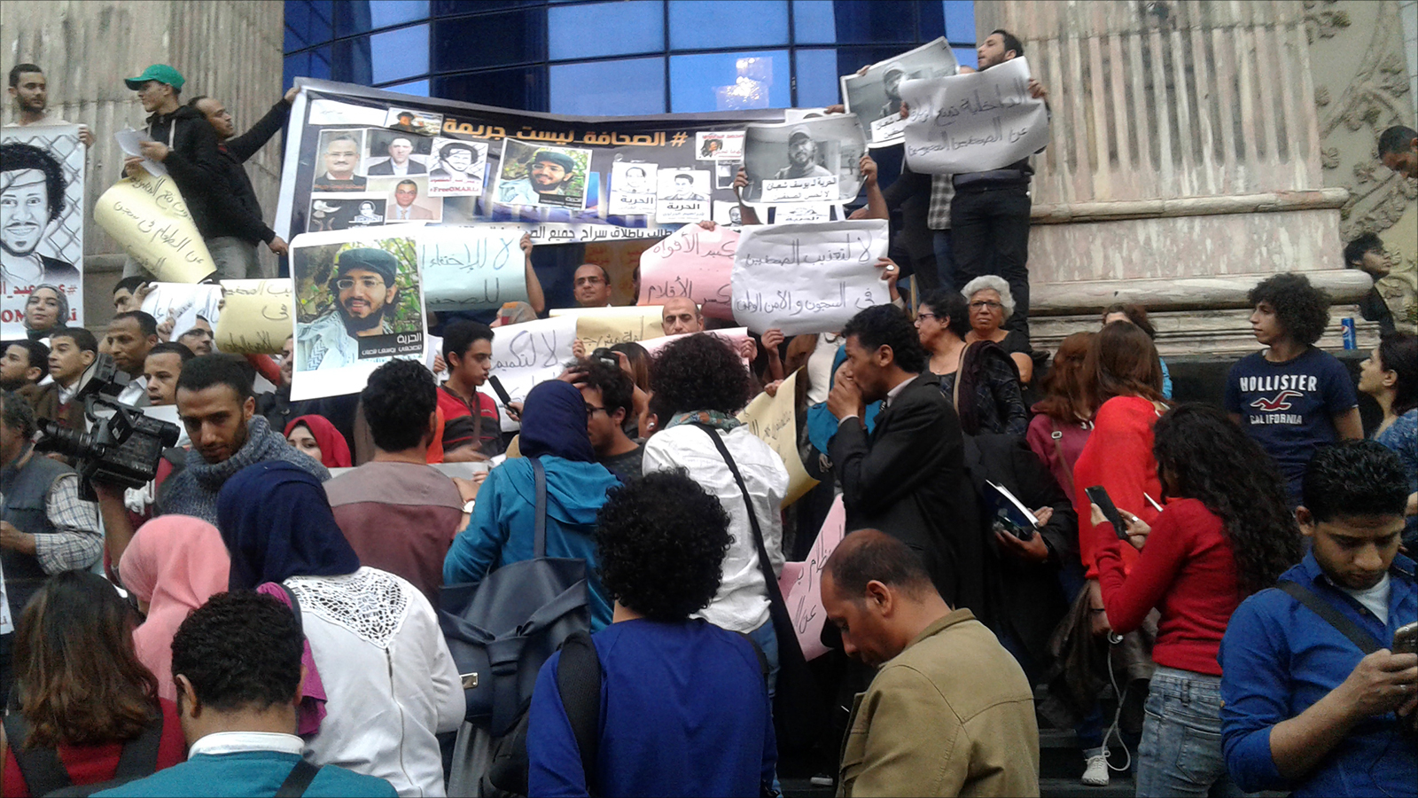 مدخل نقابة الصحفيين بات هدفا للمداهمات الأمنية واصطياد المتظاهرين (الجزيرة)