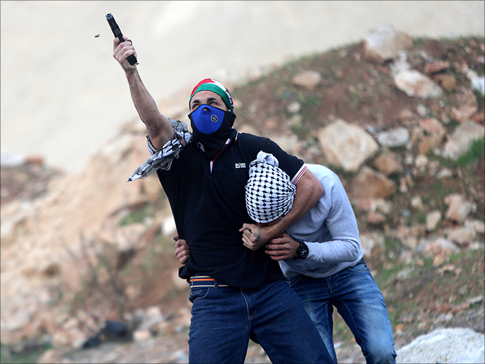 مستعرب إسرائيلي يشهر مسدسه تجاه فلسطينيين يحتجون على القرار الأميركي في رام الله (الأوروبية)