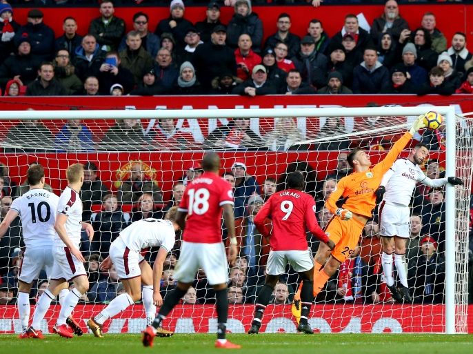 MANCHESTER, ENGLAND - DECEMBER 26: Nick Pope of Burnley makes a save during the Premier League match between Manchester United and Burnley at Old Trafford on December 26, 2017 in Manchester, England. (Photo by Alex Livesey/Getty Images)