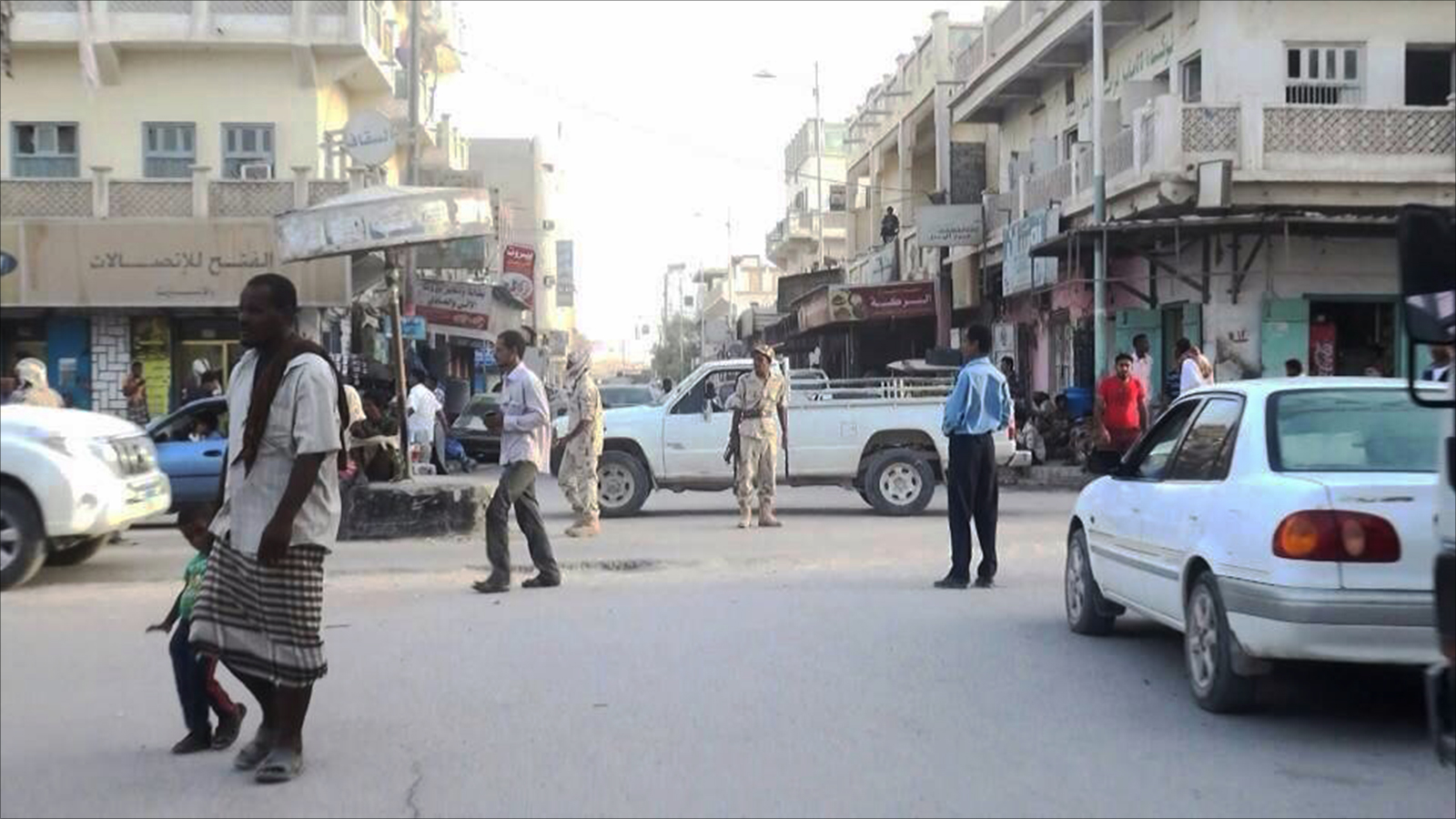 مجندون تابعون للإمارات بمدينة الغيضة عاصمة المهرة (الجزيرة) 