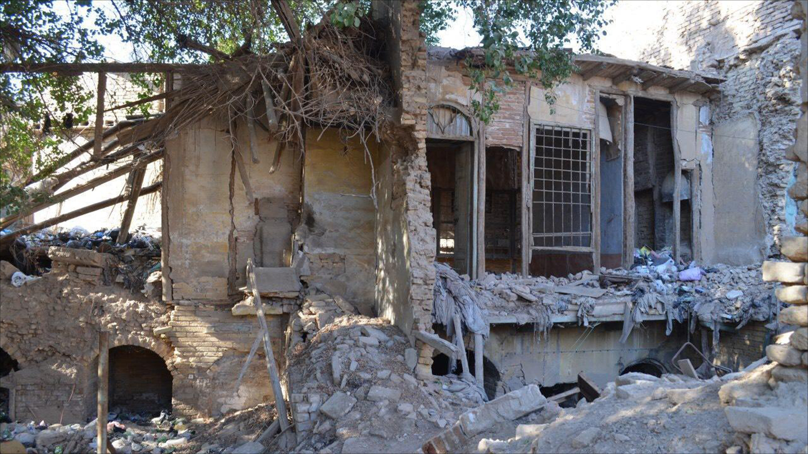 ‪أحد المنازل المهجورة التي أصبحت أنقاضا ببغداد القديمة‬ (الجزيرة)