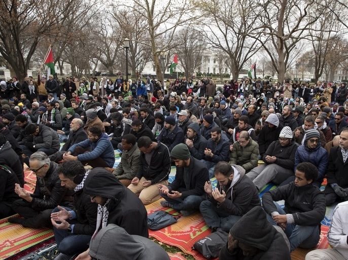 epa06377713 Muslims pray at President's Park beside Pennsylvania Avenue across the street from the White House in Washington, DC, USA, 08 December 2017. Hundreds gathered at President's Park across the street from the White House to protest US President Donald J. Trump's announcement on 06 December that he is recognizing Jerusalem as the Israeli capital and will relocate the US embassy from Tel Aviv to Jerusalem. EPA-EFE/MICHAEL REYNOLDS