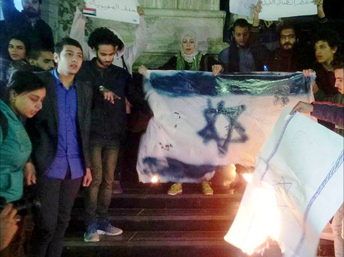 اعتقلت الشرطة متظاهرين أحرقوا علم اسرائيل على سلم نقابة الصحفيين بالقاهرة. (تصوير خاص لمتظاهرين يحرقون علم اسرائيل على سلم نقابة الصحفيين ـ