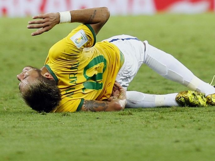 Brazil's Neymar lies injured on the pitch after a challenge by Colombia's Camilo Zuniga (unseen) during their 2014 World Cup quarter-finals at the Castelao arena in Fortaleza July 4, 2014. REUTERS/Marcelo Del Pozo (BRAZIL - Tags: SOCCER SPORT WORLD CUP)