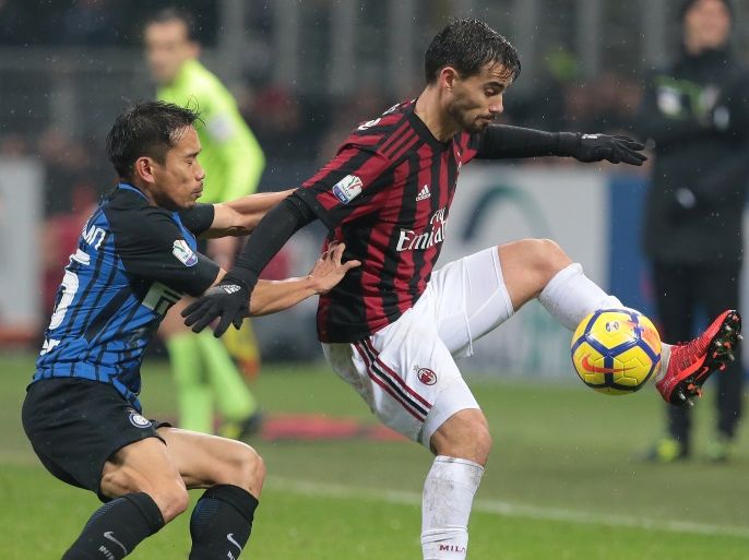 MILAN, ITALY - DECEMBER 27: Fernandez Suso of AC Milan (R) competes for the ball with Yuto Nagatomo of FC Internazionale Milano during the TIM Cup match between AC Milan and FC Internazionale at Stadio Giuseppe Meazza on December 27, 2017 in Milan, Italy. (Photo by Emilio Andreoli/Getty Images)