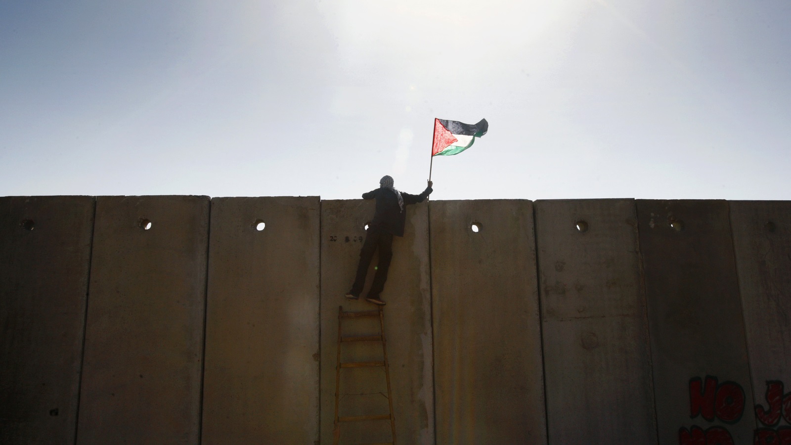 مع فقدان المزيد من الأرض الفلسطينية ودفع الفلسطينيين لغيتوهات أضيق فأضيق، ومحاصرتهم بجدار عازل، خلقت إسرائيل حقائق على الأرض تجعل الاعتراف بدولة فلسطينية مستقلة أمرا مستحيلًا.