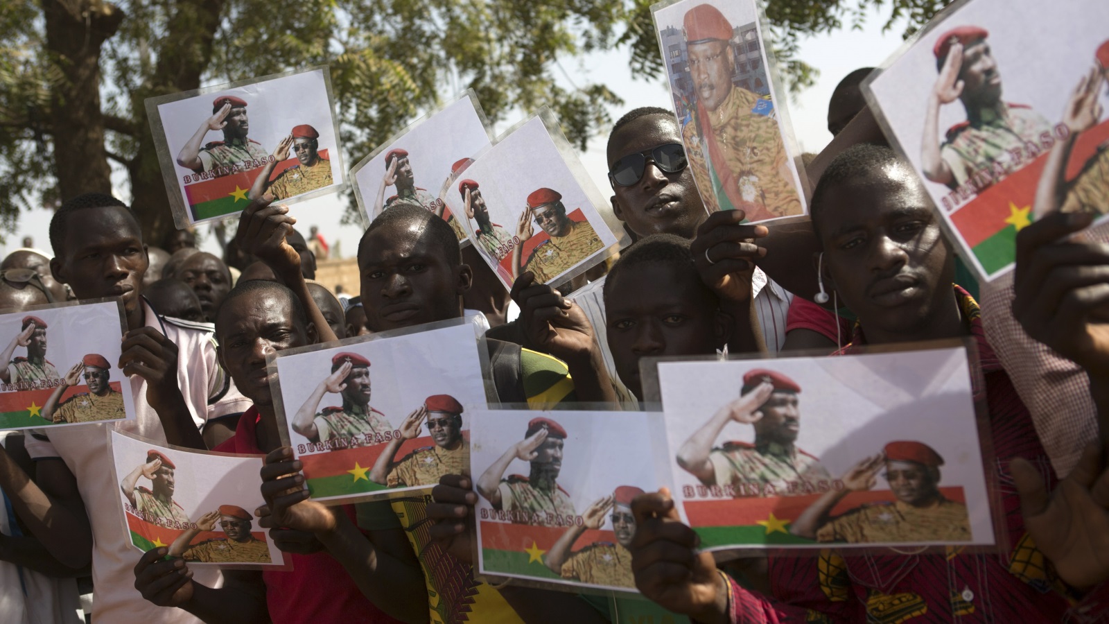 مواطنين يحملون صور الرئيس البوركيني الراحل  توماس سانكارا (1949-1987م)  (رويترز)