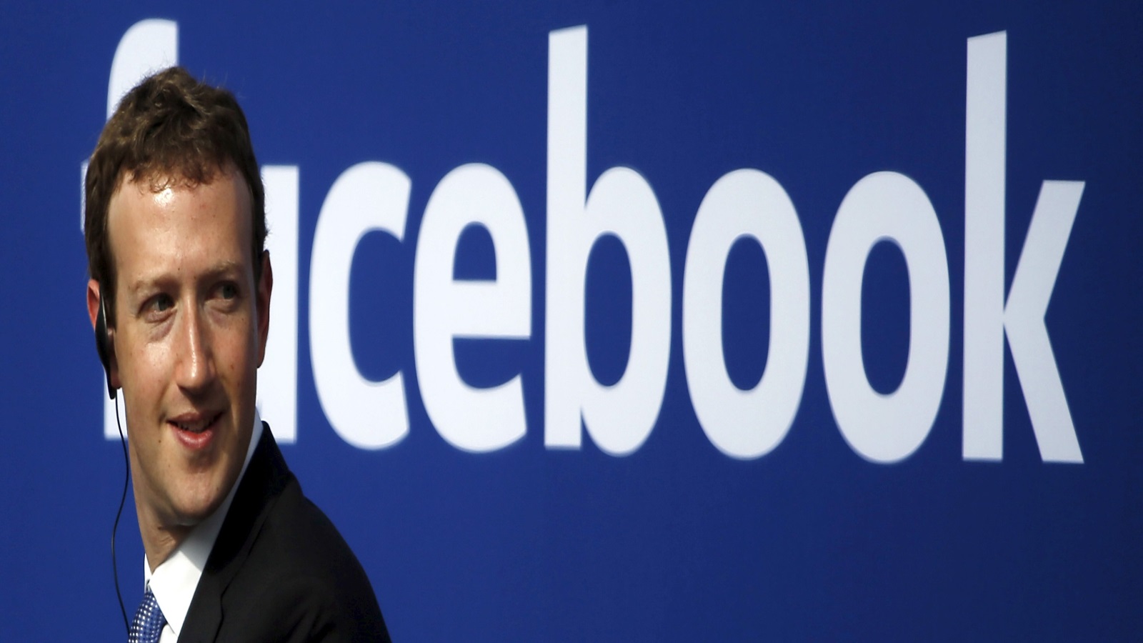 شركة فيسبوك تحولت إلى أكبر وسيلة إعلامية رغم أنها لا تمتلك غرفة أخبار (رويترز)