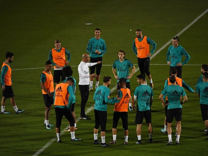epa06383432 Real Madrid's head coach Zinedine Zidane (C-L) talks to Real Madrid's players during a training session at the New York University during the FIFA Club World Cup in Abu Dhabi, UAE, 11 December 2017. EPA-EFE/MARTIN DOKOUPIL