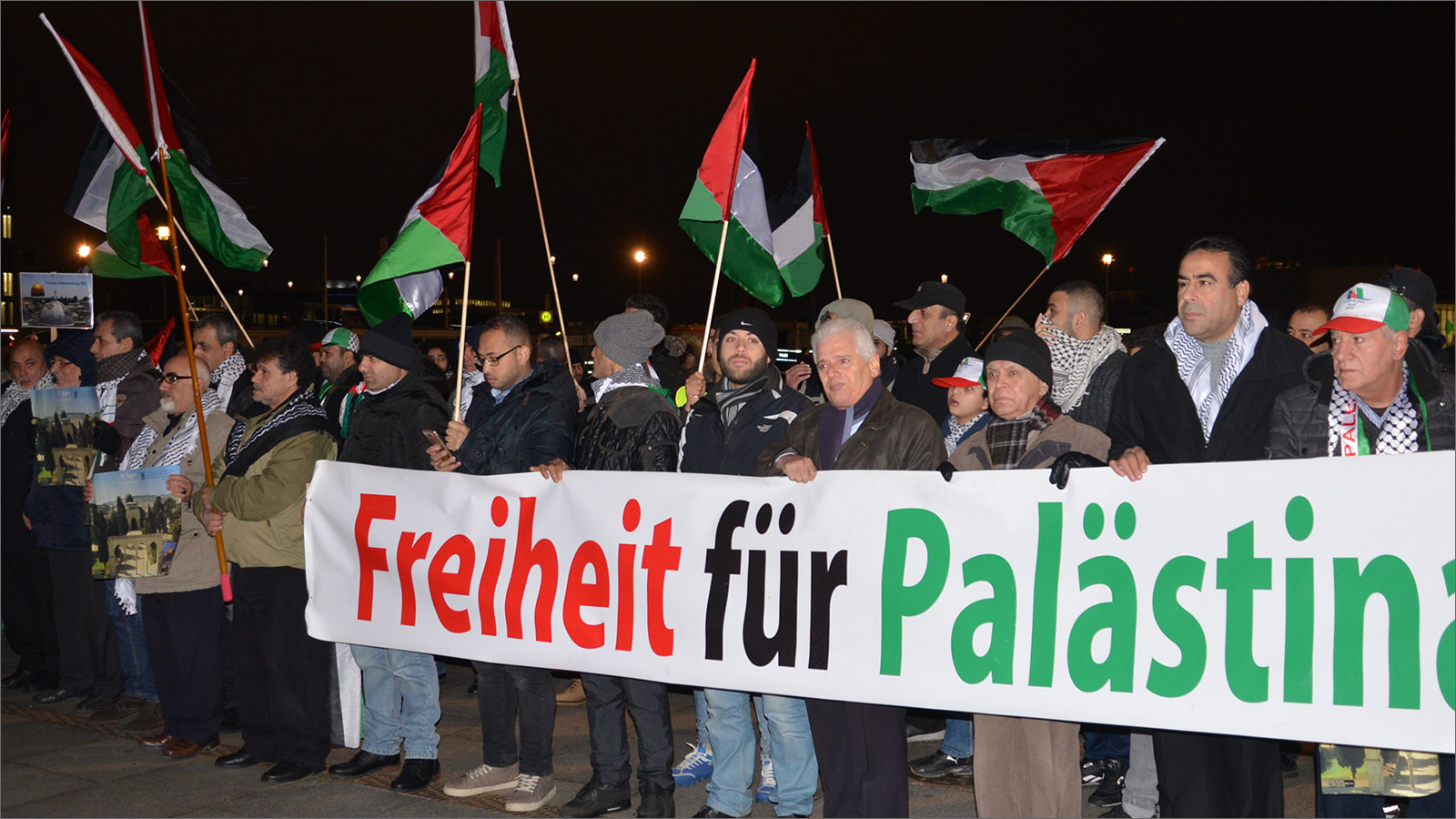 ‪المتظاهرون عبروا أمام المستشارية الألمانية عن شكرهم لتصويت ألمانيا ضد قرار ترمب بالأمم المتحدة‬ (الجزيرة)