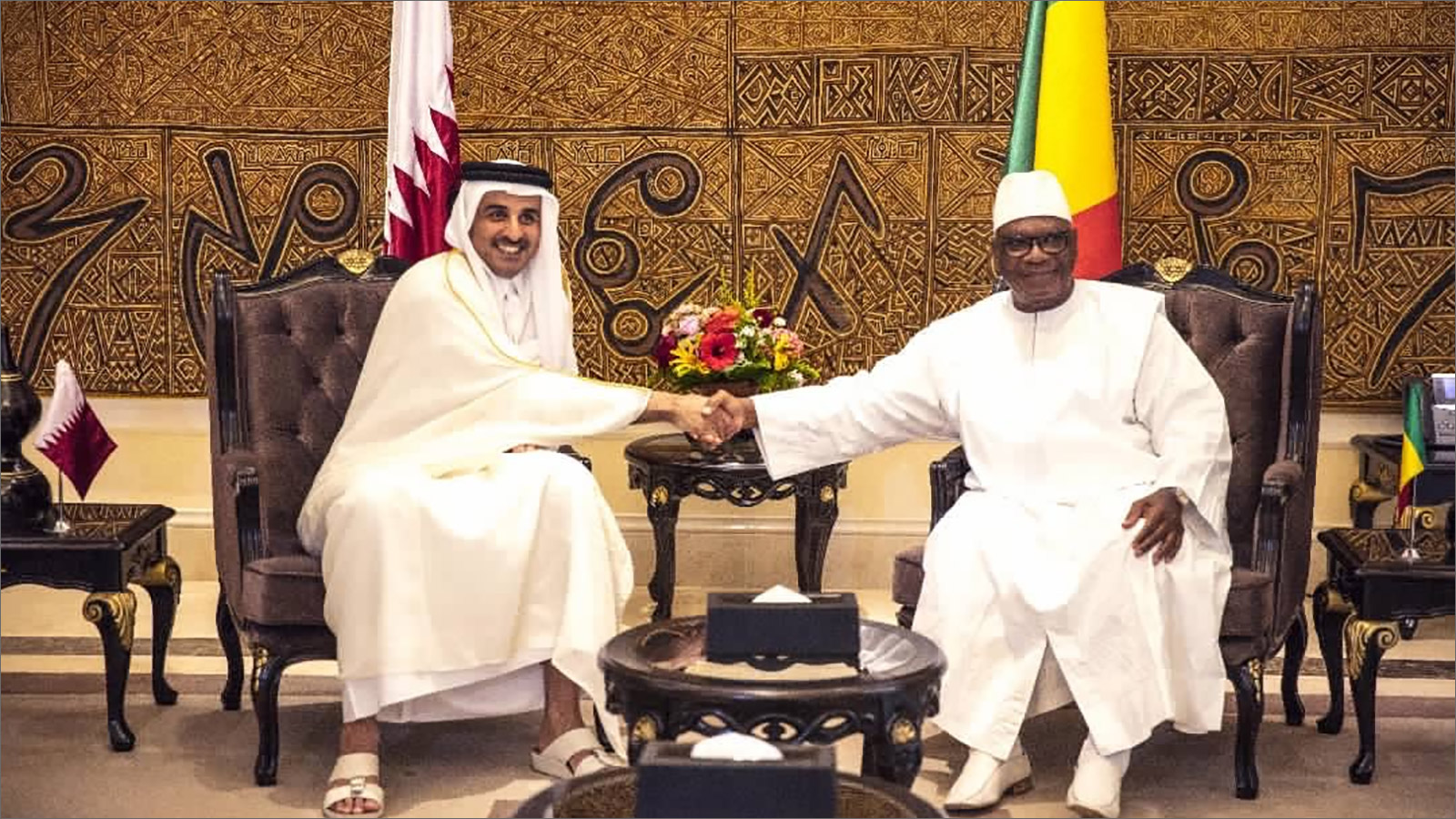 أمير قطر (يسار) مع الرئيس المالي إبراهيم بوبكر كيتا (الجزيرة)