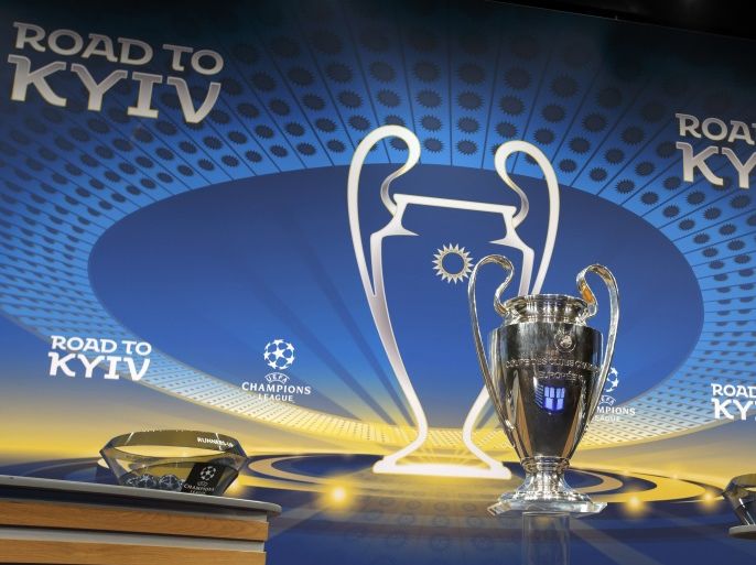 epa06382878 The UEFA Champions League trophy on display during the drawing of the fixtures for the Champions League 2017/18 Round of 16 at the UEFA headquarters, in Nyon, Switzerland, 11 December 2017. EPA-EFE/SALVATORE DI NOLFI
