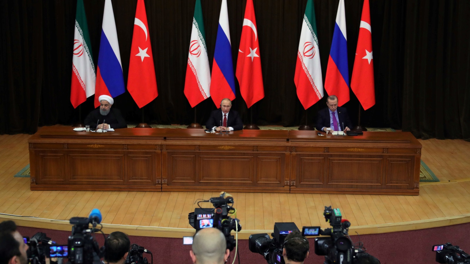 الرئيس التركي رجب طيب أردوغان والرئيس الروسي فلاديمير بوتين والرئيس الإيراني حسن روحاني في مؤتمر صحفي مشترك في سوتشي (رويترز)