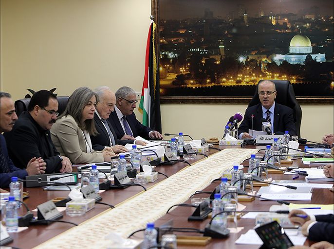 الدكتور رامي الحمدالله رئيس الوزراء الفلسطيني خلال جلسة مجلس الوزراء الأسبوعية في مدينة رام الله