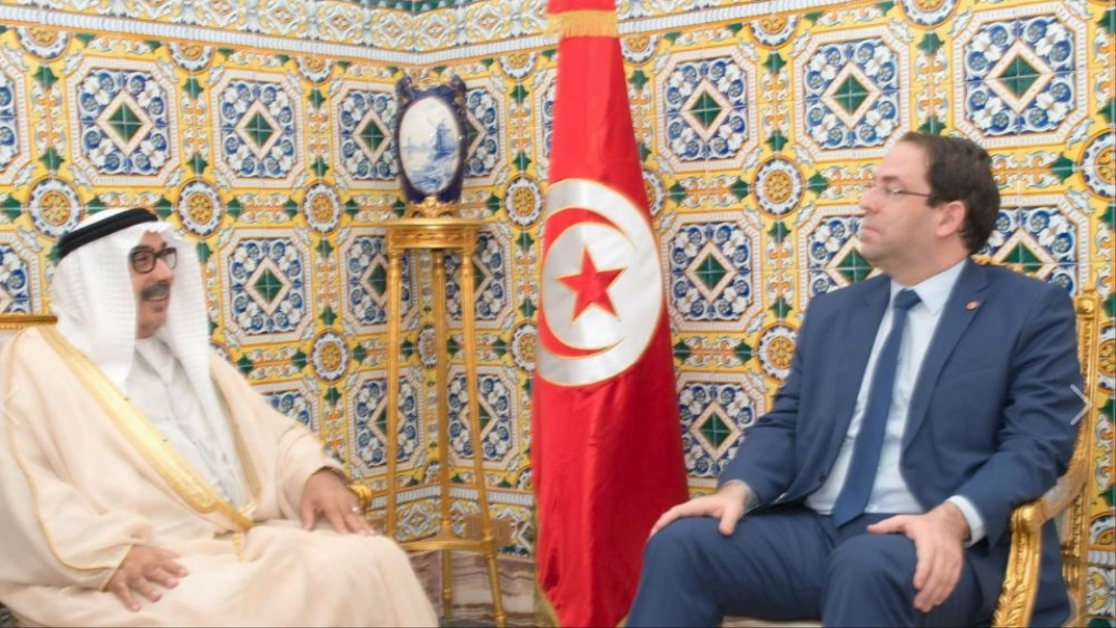 ‪صورة نشرتها رئاسة الحكومة التونسية لاجتماع يوسف الشاهد بالسفير الإماراتي بتونس‬ (مواقع التواصل الاجتماعي)