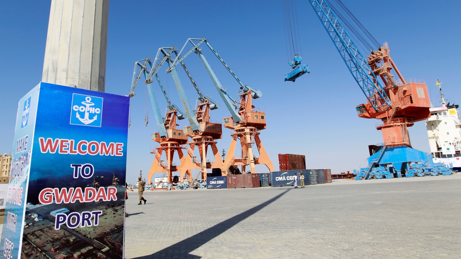 يعد ميناء غوادر منافسا خطيرا لدبي، كما يعتبر الميناء موقعا إستراتيجيا يمنح الصين ووسط آسيا إمكانية الوصول إلى منطقة الخليج والشرق الأوسط