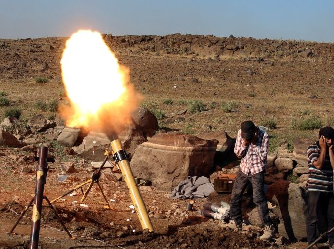 Rebel fighters fire mortar shells towards forces loyal to Syria's President Bashar al-Assad in Quneitra province, bordering the Israeli-occupied Golan Heights, Syria June 24, 2017. REUTERS/Alaa Al-Faqir