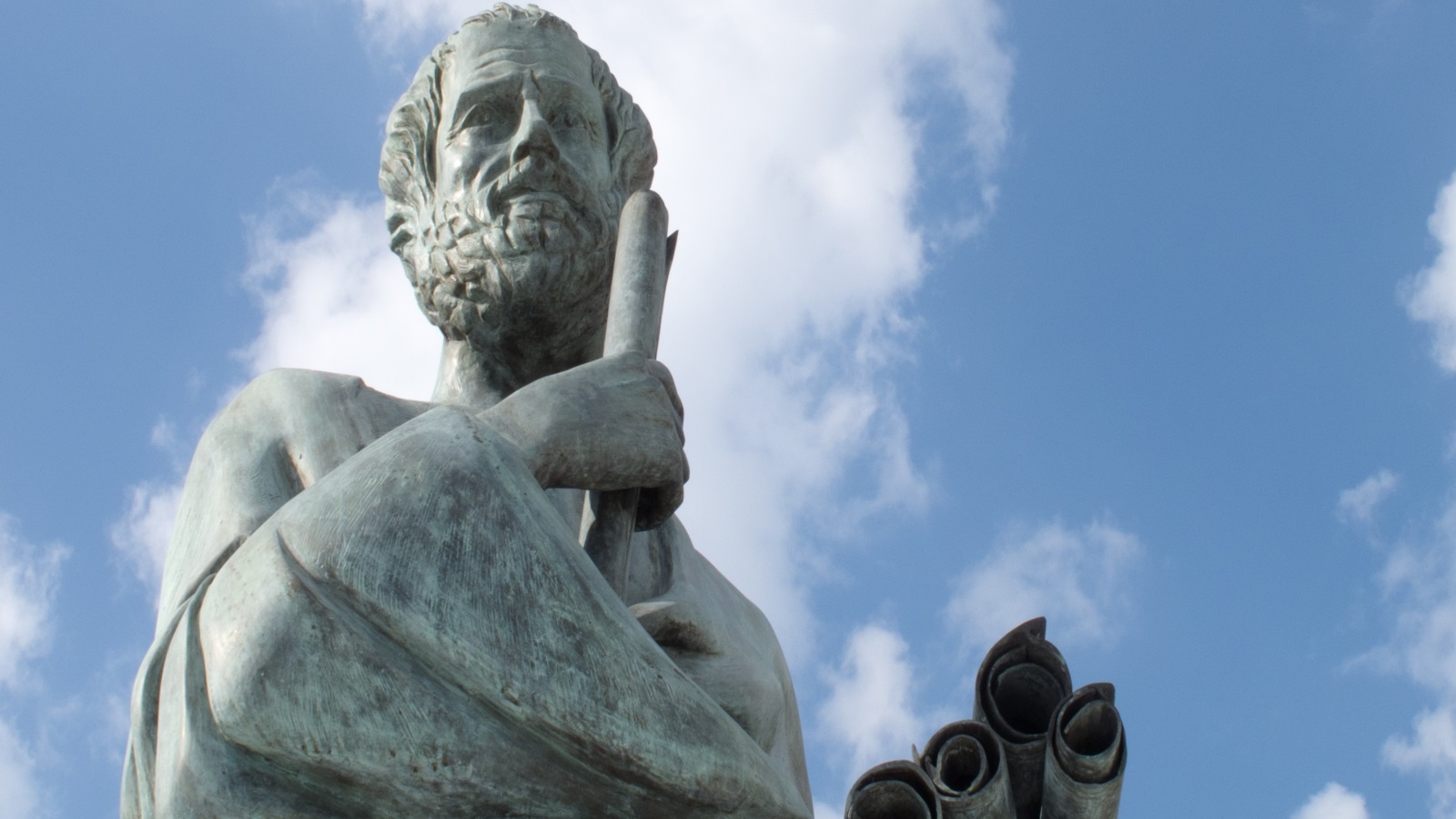 يرى أرسطو أن الفضائل تُعرّف بأنها تلك السمات التي تساعدك على الازدهار بوصفك كائنا اجتماعيا ورشيدا