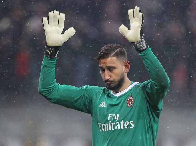 MILAN, ITALY - DECEMBER 10: Gianluigi Donnarumma of AC Milan salutes the fans at the end of the Serie A match between AC Milan and Bologna FC at Stadio Giuseppe Meazza on December 10, 2017 in Milan, Italy. (Photo by Marco Luzzani/Getty Images)