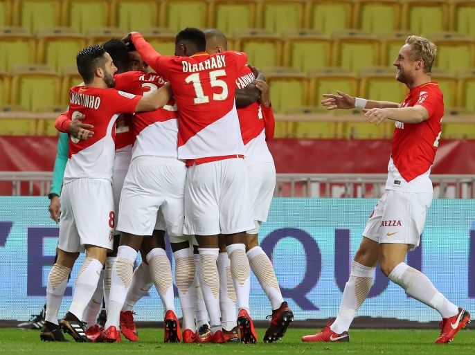 epa06364253 Radamel Falcao of AS Monaco celebrates with teammates after scoring a goal against Angers SCO during the French Ligue 1 soccer match, AS Monaco vs Angers SCO, at Stade Louis II, in Monaco, 02 December 2017. EPA-EFE/SEBASTIEN NOGIER