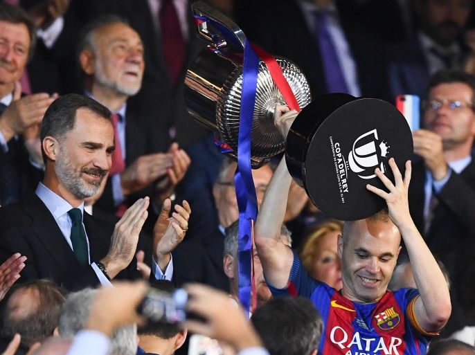 MADRID, SPAIN - MAY 27: Andres Iniesta of FC Barcelona holds up the trophy as King Felife VI of Spain acknowledges him after winning the Copa Del Rey Final between FC Barcelona and Deportivo Alaves at Vicente Calderon stadium on May 27, 2017 in Madrid, Spain. (Photo by David Ramos/Getty Images)
