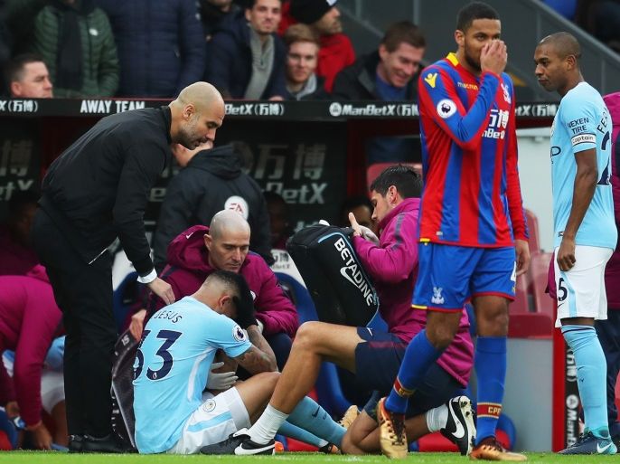 LONDON, ENGLAND - DECEMBER 31: Josep Guardiola, Manager of Manchester City looks on as an injured Gabriel Jesus of Manchester City is given assistance during the Premier League match between Crystal Palace and Manchester City at Selhurst Park on December 31, 2017 in London, England. (Photo by Catherine Ivill/Getty Images)