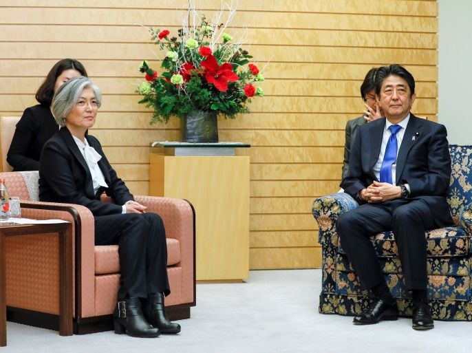 South Korean Foreign Minister Kang Kyung-wha (L) talks with Japanese Prime Minister Shinzo Abe during her courtesy call on Abe at the latter's official residence in Tokyo 19 December 2017. REUTERS/Kimimasa Mayama/Pool