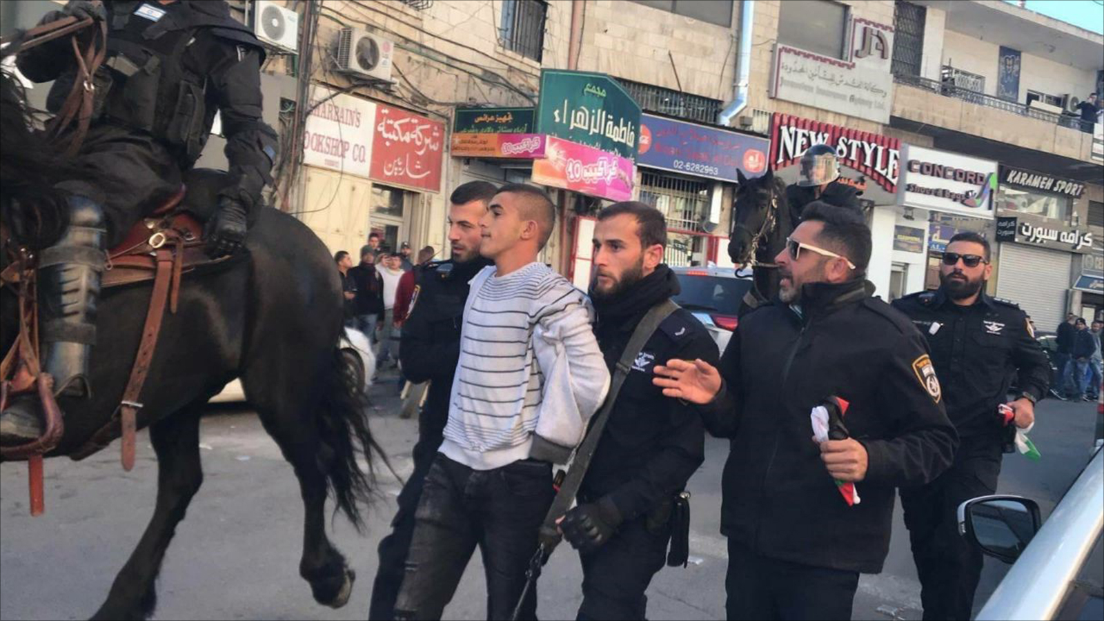 ‪قوات الاحتلال تعتقل شابا فلسطينيا في القدس المحتلة‬ (الجزيرة)