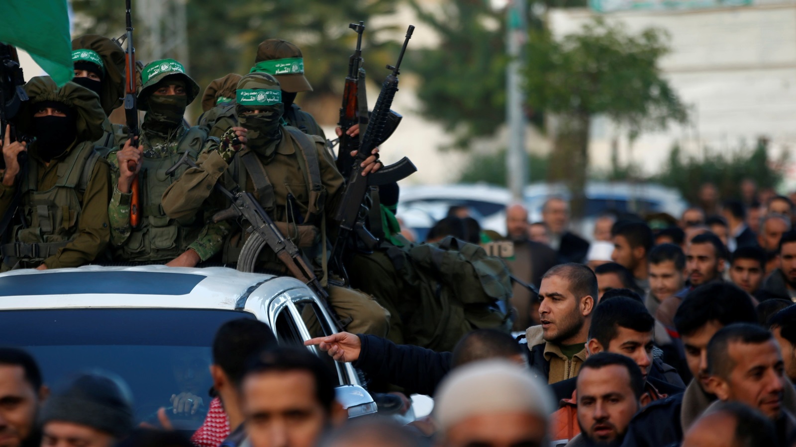 عرض عسكري لكتائب عز الدين القسام ردا على قرار ترمب بشأن القدس (رويترز)