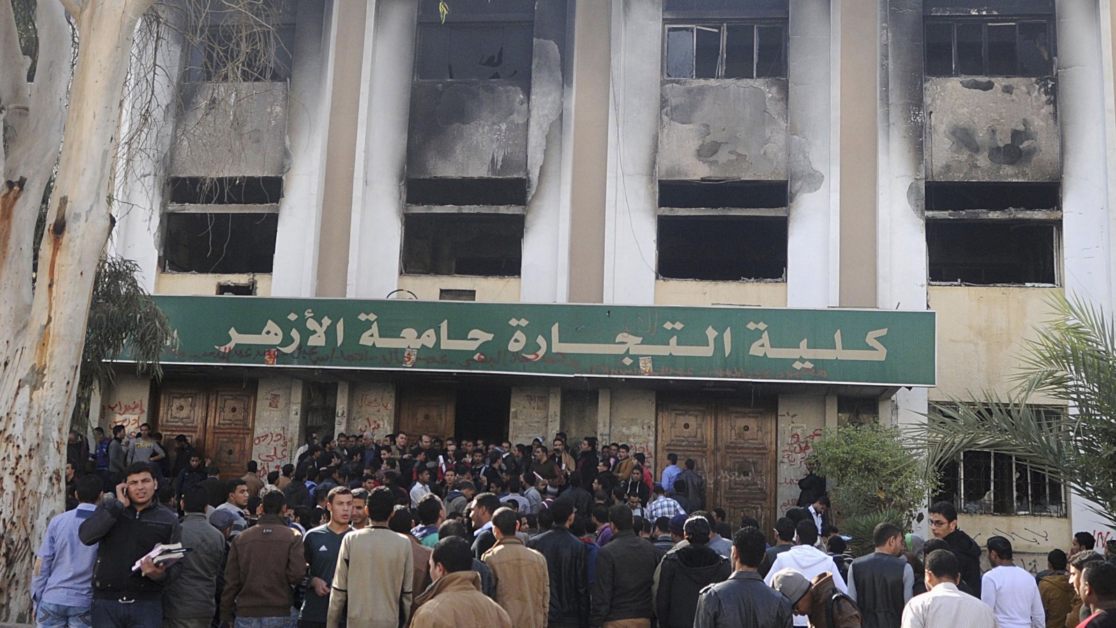 مقتل واعتقال طلبة من أنصار جماعة الإخوان المسلمين بعد اقتحام الشرطة لحرم جامعة الأزهر في 28 ديسمبر/كانون الأول 2013 (رويترز)