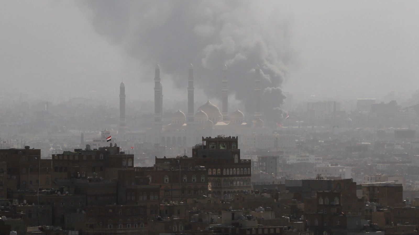 دخان متصاعد وسط صنعاء إثر المواجهات بين قوات صالح والحوثيين (رويترز)