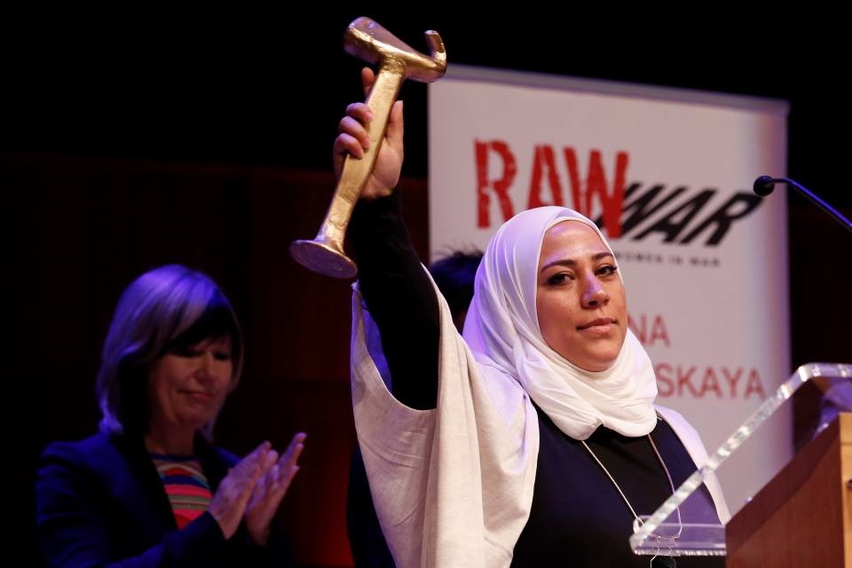  الصحفية خلود وليد التي فازت بجائزة الشجاعة في تغطية الأماكن الخطرة من منظمة raw in war (مواقع التواصل)