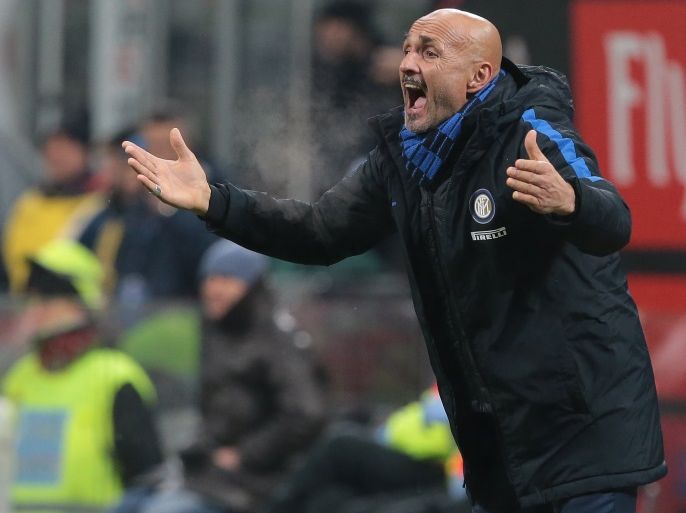 MILAN, ITALY - DECEMBER 27: FC Internazionale Milano coach Luciano Spalletti shouts to his players during the TIM Cup match between AC Milan and FC Internazionale at Stadio Giuseppe Meazza on December 27, 2017 in Milan, Italy. (Photo by Emilio Andreoli/Getty Images)