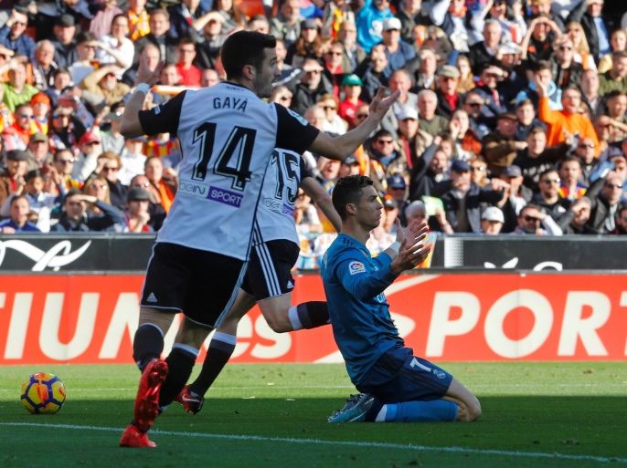 Soccer Football - La Liga Santander - Valencia vs Real Madrid - Mestalla, Valencia, Spain - January 27, 2018 Real Madrid’s Cristiano Ronaldo appeals after being fouled by Valencia's Martin Montoya and referee Xavier Estrada Fernandez subsequently awards a penalty which is converted by Cristiano Ronaldo for Real Madrid's first goal REUTERS/Heino Kalis