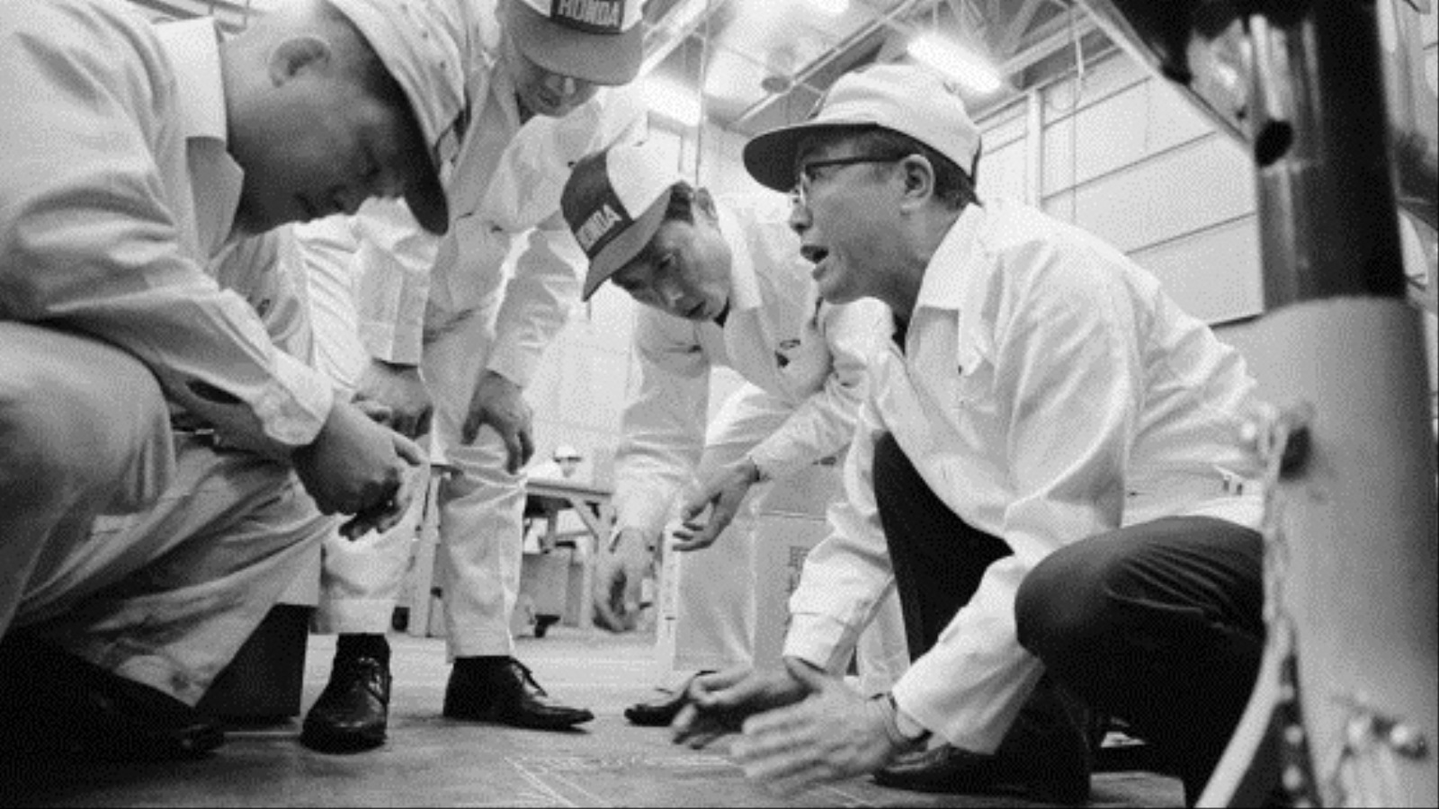 سويشيرو هوندا (على اليمين) يتحدث مع مهندسي إحدى مصانعه أثناء جولته في العام 1967