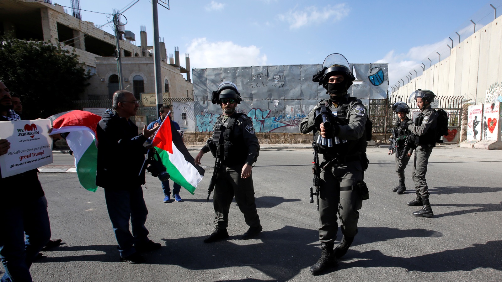 ‪الجيش الإسرائيلي يشن حملة قمع واعتقالات في عدة مناطق بالضفة الغربية‬ (رويترز)