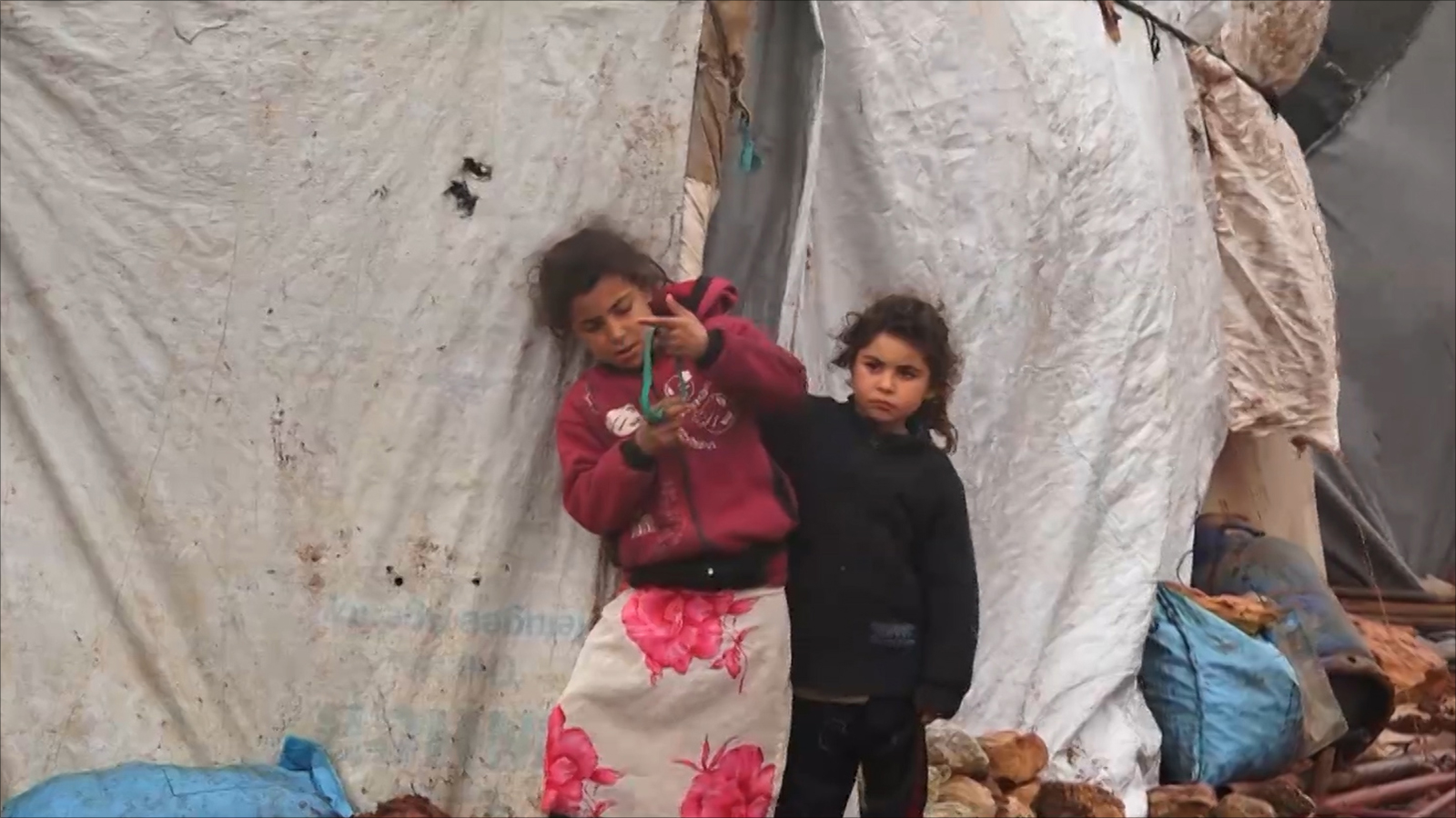 ‪‬ أطفال إدلب النازحون يعيشون ظروفا صعبة بالمخيمات(الجزيرة)