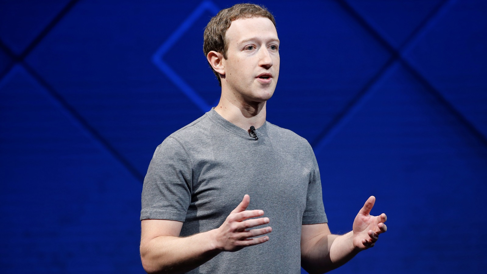 زوكربيرغ قال إن هدف التغيير هو ضمان أن الوقت الذي يمضيه المستخدم على فيسبوك سيُقضى بأفضل صورة (رويترز)