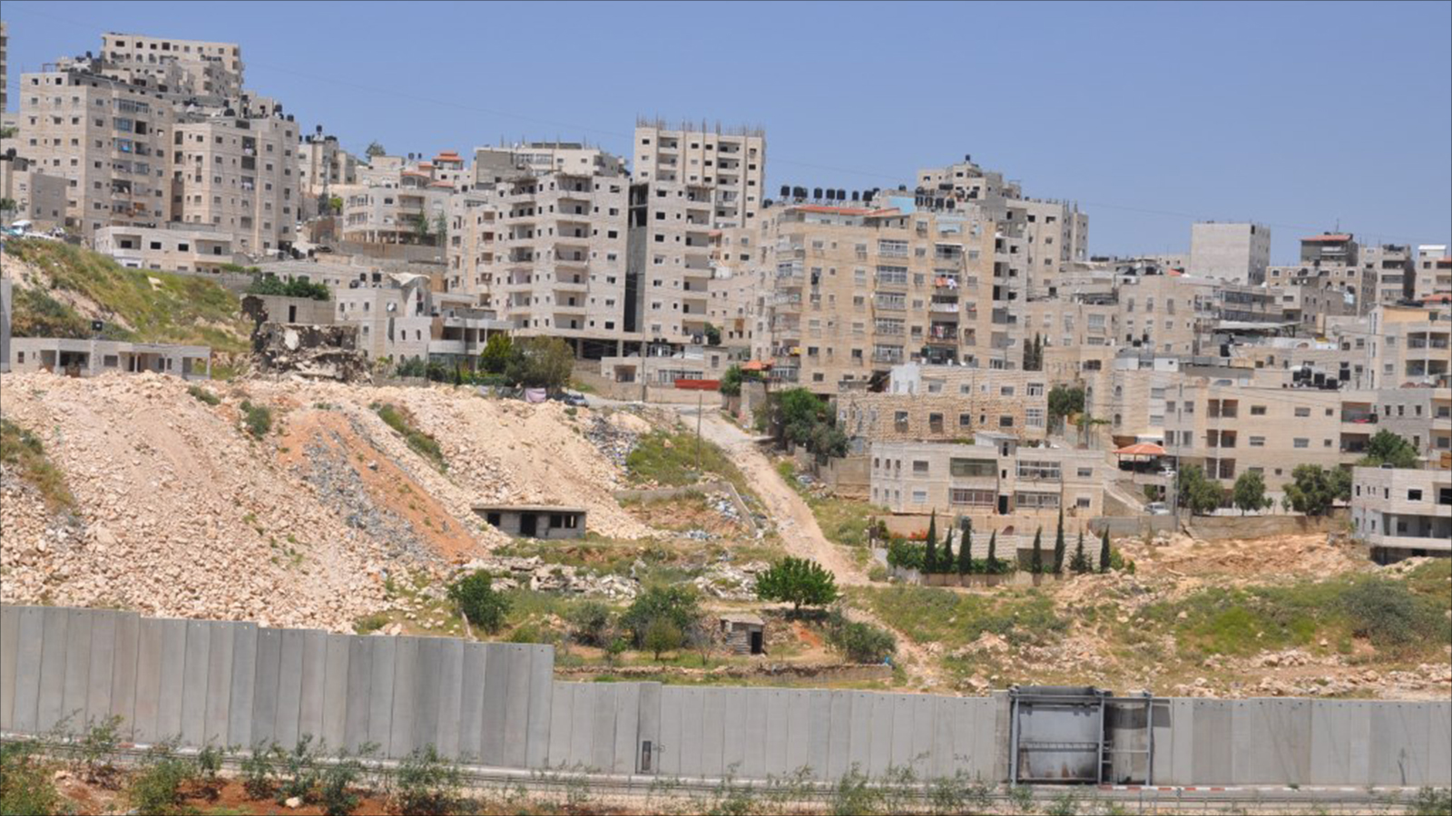 ‪جدار الفصل العنصري يسلخ القدس المحتلة عن الضفة الغربية‬ (الجزيرة نت)