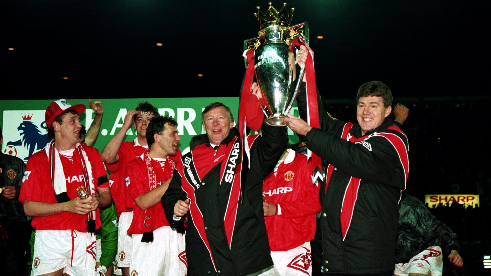 أليكس فيرغسون يحتفل بكأس الدوري الإنجليزي 1993 (رويترز)