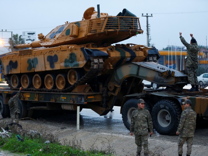 تركيا تواصل حشد قواتها قرب الحدود مع سوريا تمهيدا لعملية واسعة بمنطقة عفرين الخاضعة لسيطرة وحدات حماية الشعب الكردية بسوريا (رويترز)