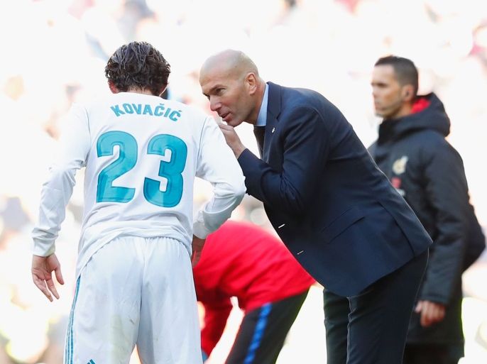 MADRID, SPAIN - DECEMBER 23: Zinedine Zidane, Manager of Real Madrid gives instructions to Mateo Kovacic of Real Madrid during the La Liga match between Real Madrid and Barcelona at Estadio Santiago Bernabeu on December 23, 2017 in Madrid, Spain. (Photo by Gonzalo Arroyo Moreno/Getty Images)