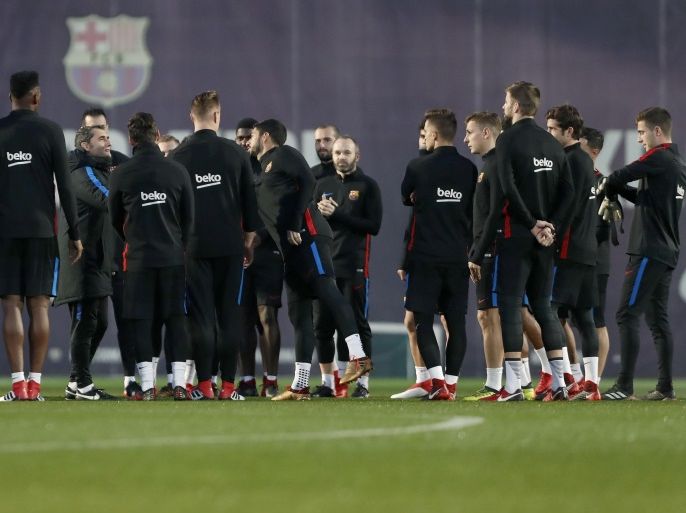 epa06471416 FC Barcelona's players attend a training session of the team at the Joan Gamper sports facilities in Barcelona, Spain, 24 January 2018. FC Barcelona will face Espanyol on a second leg quarter final King's Cup soccer match on 25 January 2018 at Camp Nou stadium in Barcelona. EPA-EFE/Andreu Dalmau