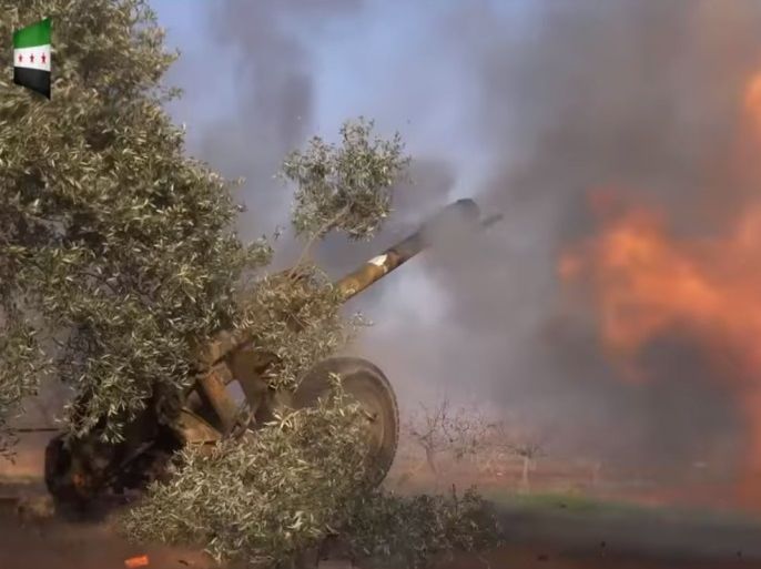 صورة بثتها فصائل المعارضة للقصف على قوات النظام في منطقة الخوين بريف إدلب الجنوبي