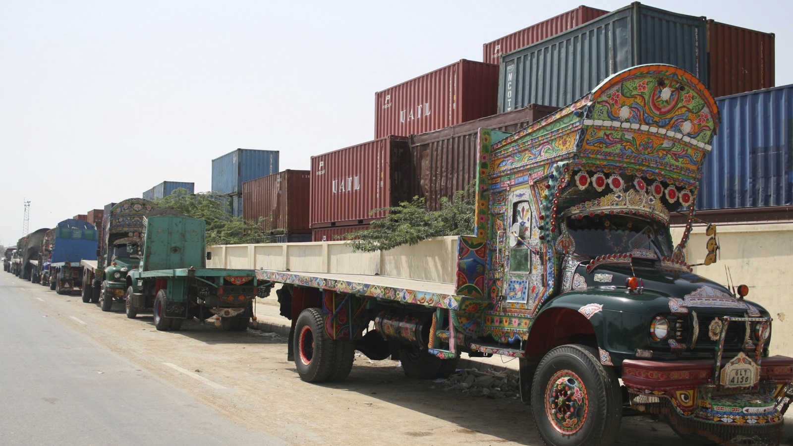 ميناء كراتشي الباكستاني قد يكون المنافس الأكبر لغوادر بما يملكه حاليا من محطة حاويات جديدة أعمق من نظيرتها في غوادر