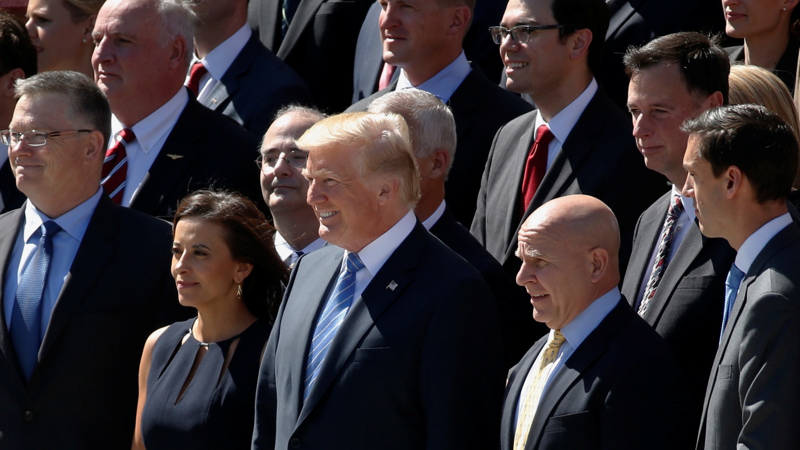 الرئيس الأميركي دونالد ترمب مع مجموعة من مستشاريه في البيت الأبيض (رويترز)