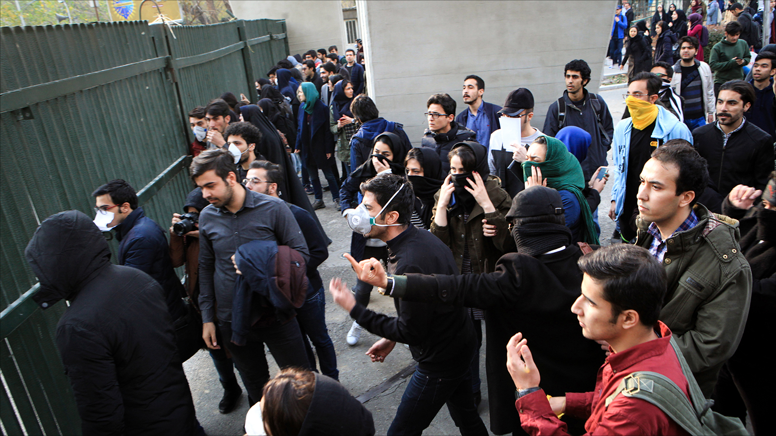 طلاب إيرانيون يشتبكون مع شرطة مكافحة الشغب قرب جامعة طهران (الأوروبية)