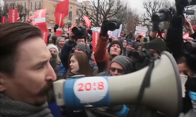 المعارضة الروسية تتظاهر والشرطة تعتقل زعيمها