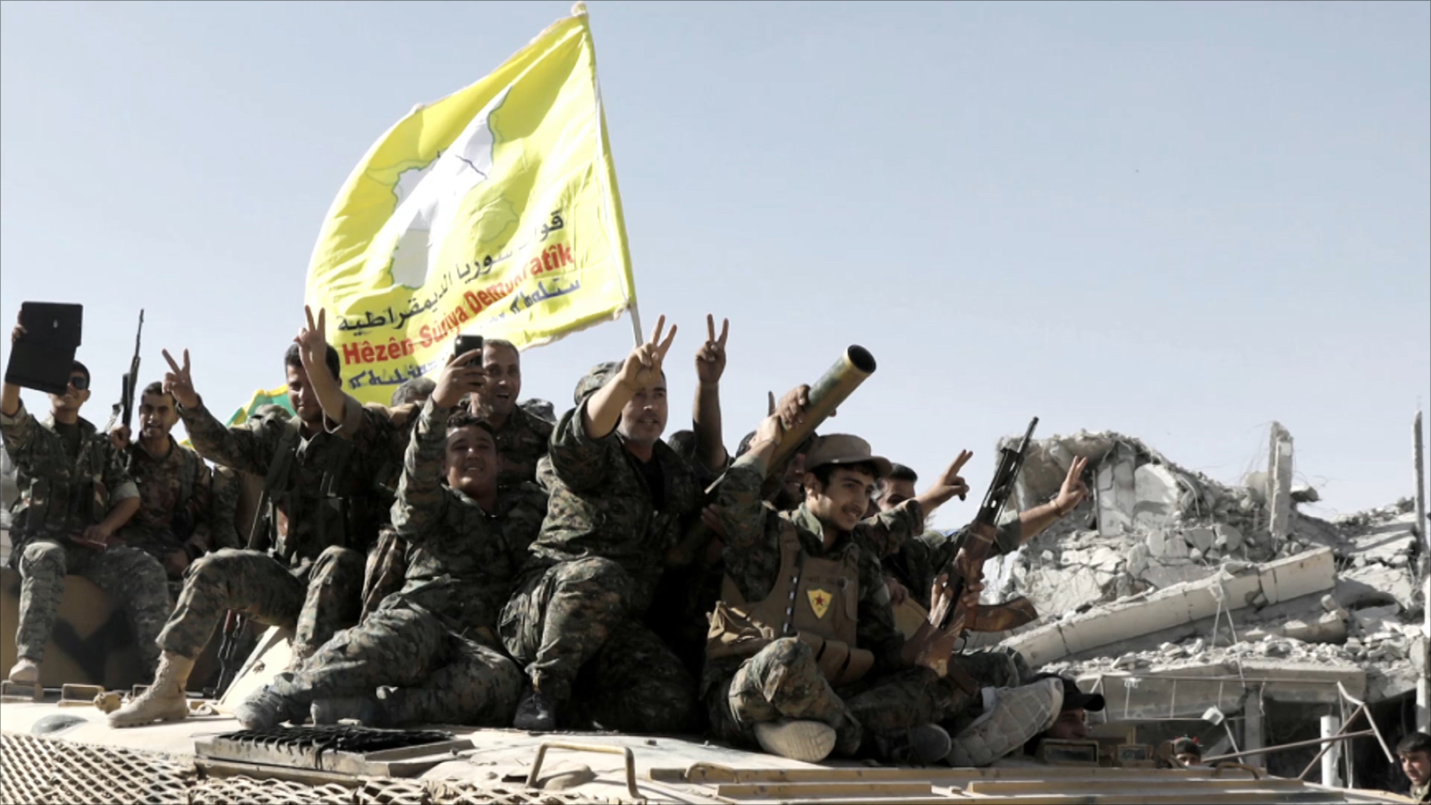 ‪مقاتلون من قوات سوريا الديمقراطية خلال المعارك في مدينة الرقة السورية‬ (الجزيرة)